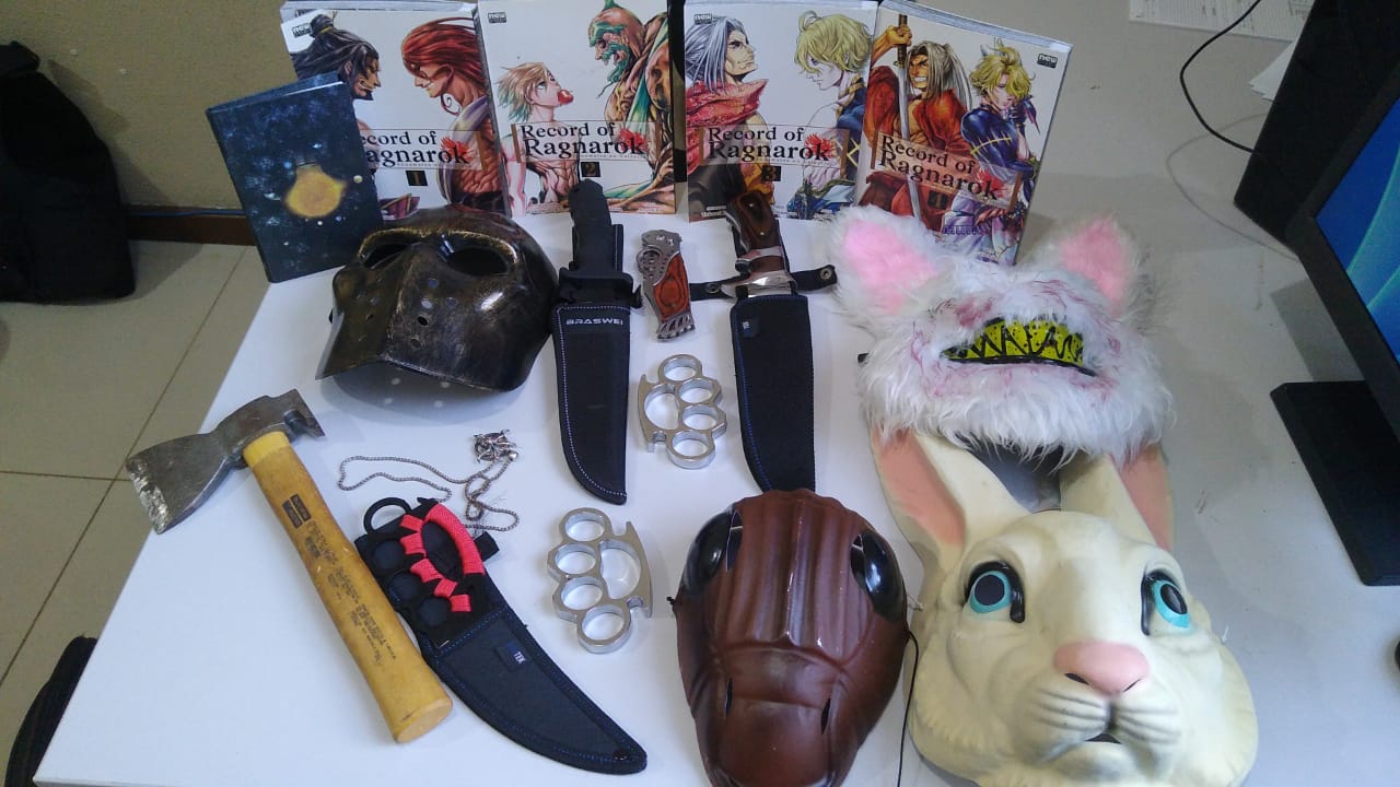 Machadinha, um colar, dois socos-inlgeses, três facas, um canivete, quatro máscaras,