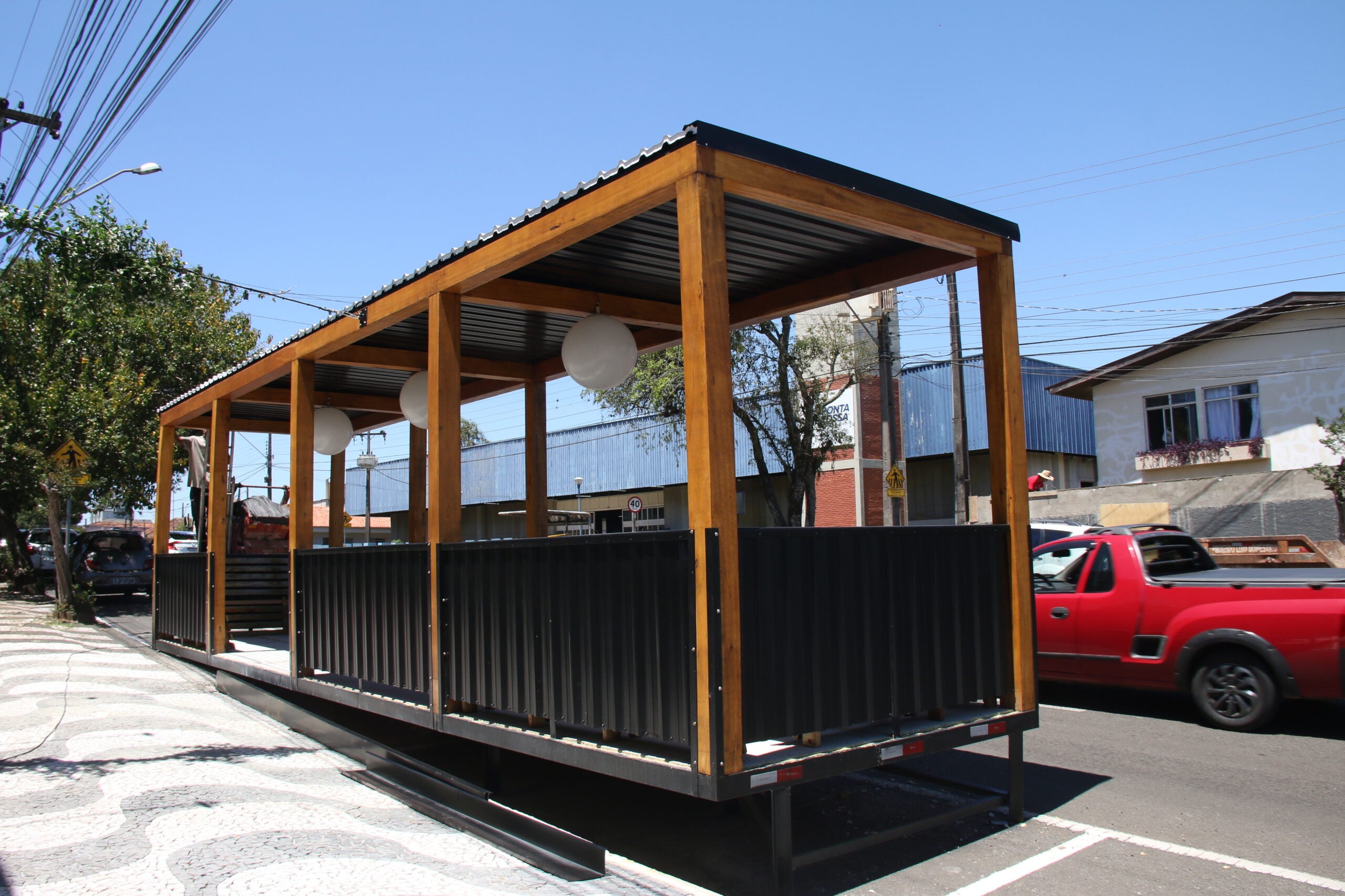 Parklet em frente a restaurante na Rua Balduíno Taques em Ponta Grossa