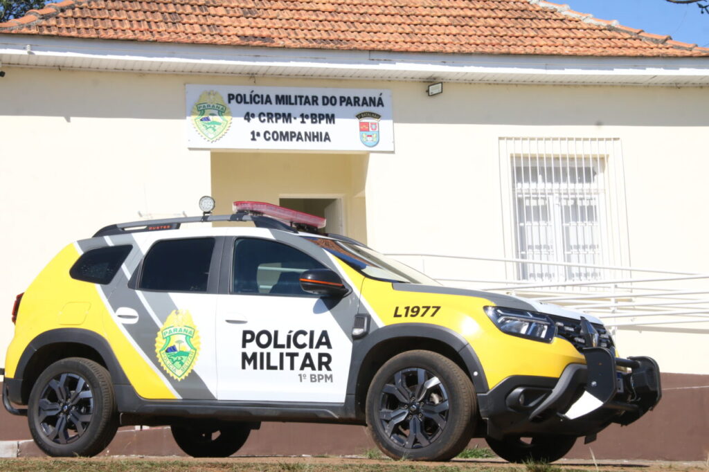 Viatura da PM em frente à Companhia da UEPG
