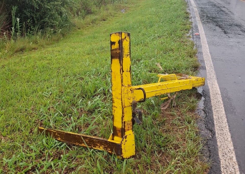 Moto atingida por peça de caminhão