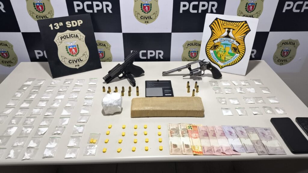Foram apreendidas drogas, armas, celulares e dinheiro