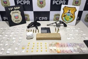 Foram apreendidas drogas, armas, celulares e dinheiro
