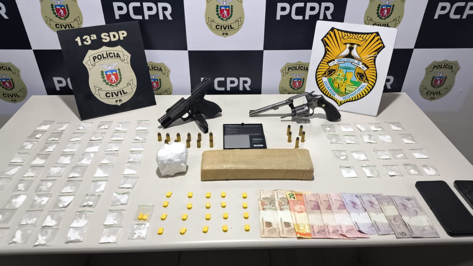 Foram apreendidas drogas, armas, celulares e dinheiro