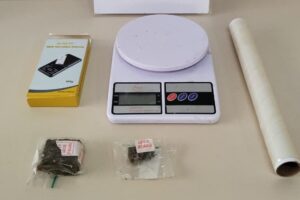No local, os policiais apreenderam drogas