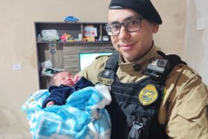 Soldado Silas com o pequeno Anthony
