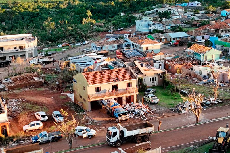 Construções destruídas por tornado em Rio Bonito do Iguaçu