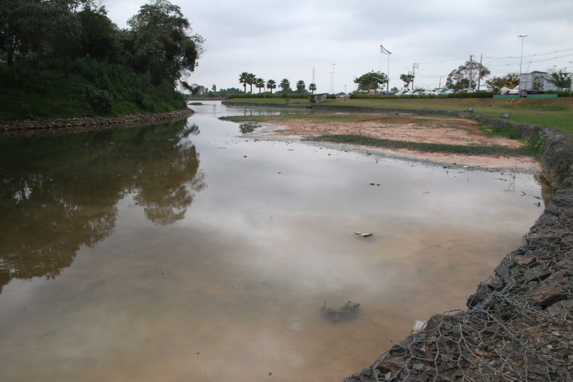 Lago de Olarias com nível de água baixo em virtude do processo de sondagens para o desassoreamento