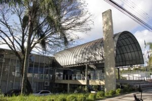 Fachada da Câmara de Ponta Grossa em tarde de céu parcialmente nublado
