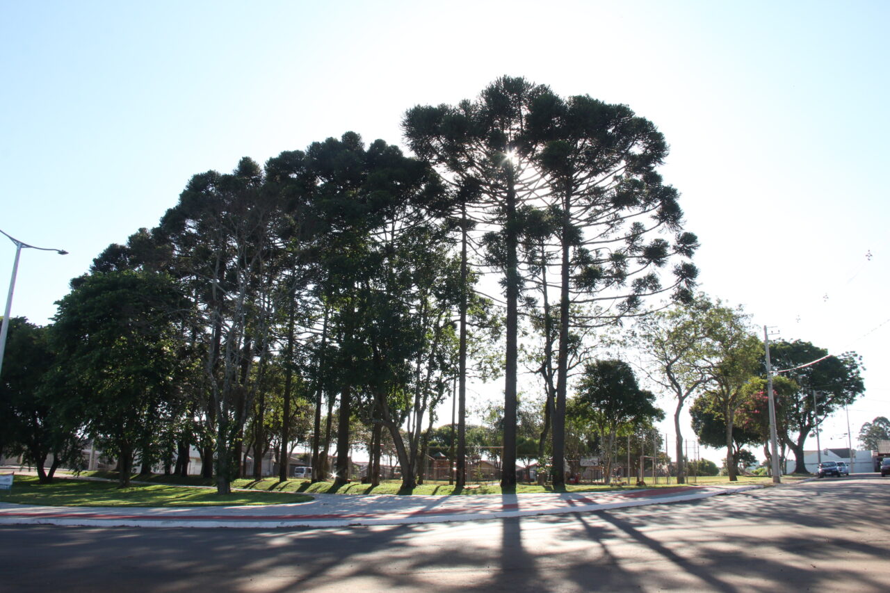 Foto da praça Simon Nasseh ilustra a previsão do tempo de hoje
