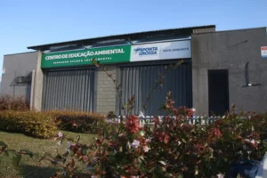 Fachada do Centro de Educação Ambiental do Lago de Olarias em um dia ensolarado em Ponta Grossa