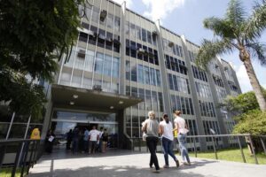 Pessoas entrando na Prefeitura municipal de Ponta Grossa.