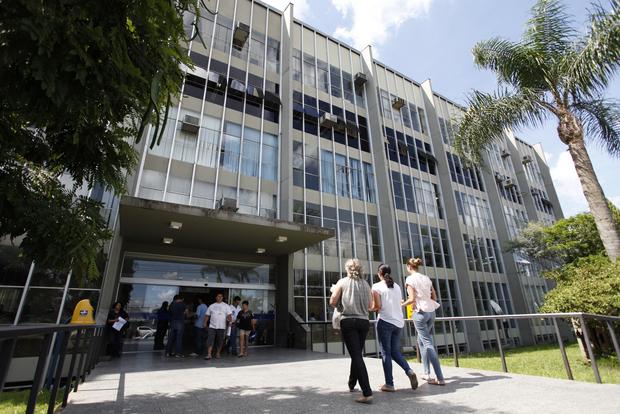Pessoas entrando na Prefeitura municipal de Ponta Grossa.