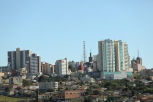 Vista da cidade de Ponta Grossa em um dia ensolarado de céu azul