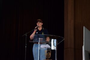 Deputada federal Aline Sleutjes faz pronunciamento em evento.