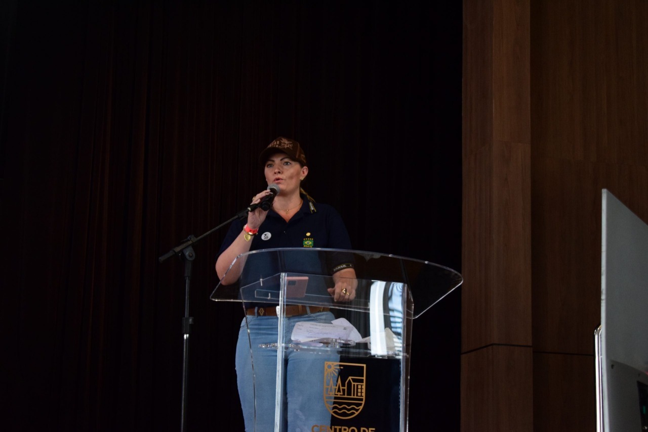 Deputada federal Aline Sleutjes faz pronunciamento em evento.
