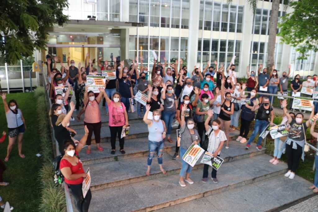 Assembleia dos servidores públicos municipais em frente à prefeitura de Ponta Grossa