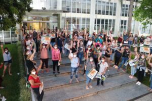 Assembleia dos servidores públicos municipais em frente à prefeitura de Ponta Grossa