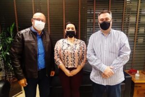 A prefeita Elisangela Pedroso, entre o deputado Luiz Claudio Romanell e o secretário de Saúde, Beto Preto