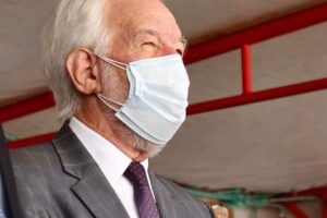 Vice-governador do Paraná. Darci Piana, usa máscara facial como prevenção à covid em evento
