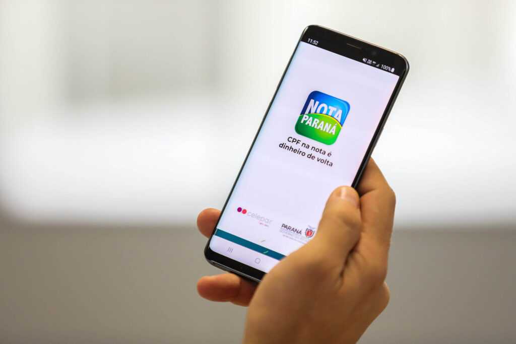 Celular mostra aplicativo do Nota Paraná
