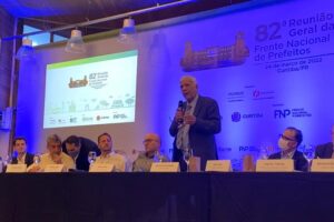 Senador Oriovisto Guimarães em palestra sobre reforma tributária