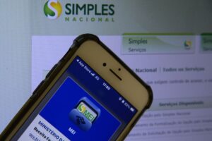Celular com a tela no Simples Nacional