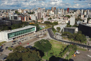 Foto aérea mostra Palácio Iguaçu, em Curitiba, ede do governo do Paraná
