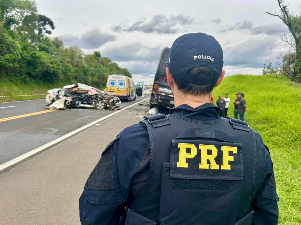 Acidente carro ônibus em Palmeira