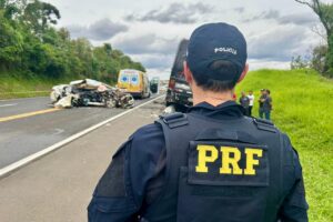 Acidente carro ônibus em Palmeira