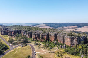 Imagem aérea do Parque Vila Velha ilustra Previsão do tempo em PG