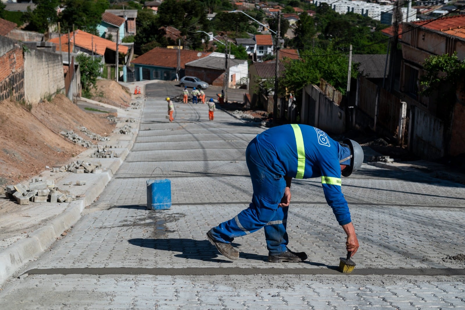 Rua de Ponta Grossa sendo pavimentada com blocos de concreto, por um trabalhador de obras