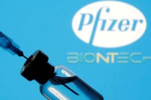Ampola da vacina da Pfizer sendo aplicada.