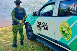 Policial ambiental às margens de rio
