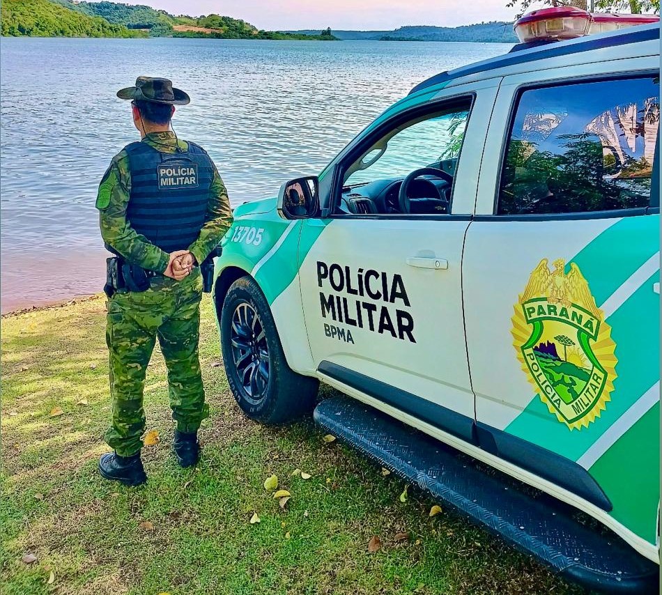 Policial ambiental às margens de rio