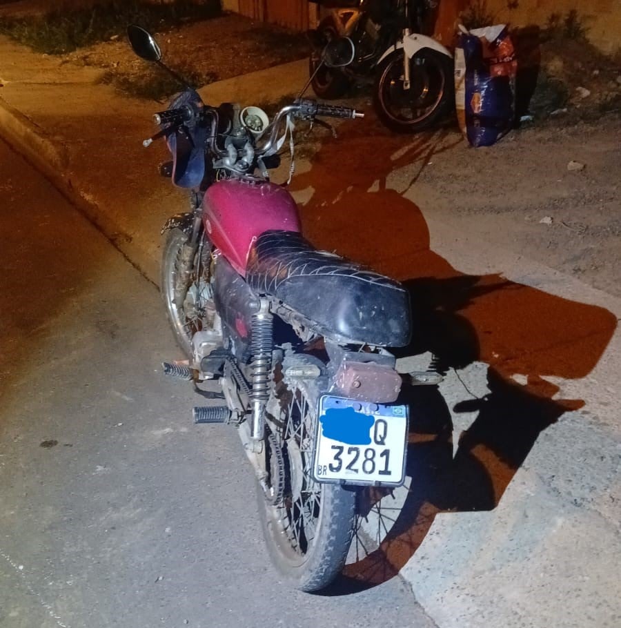 Moto com placa adulterada