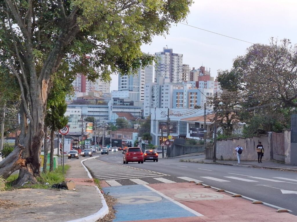 Vista de rua de Ponta Grossa ilustra a previsão do tempo.
