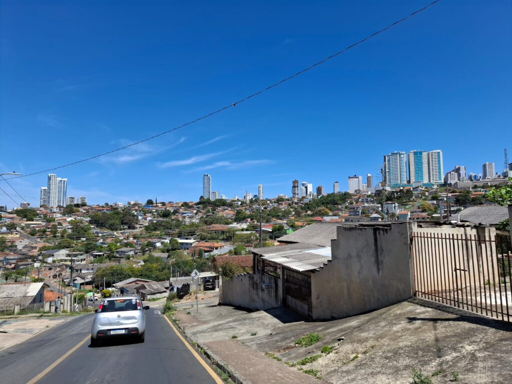 Cidade de Ponta Grossa em dia ensolarado ilustra a previsão do tempo