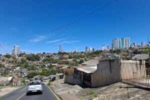 Cidade de Ponta Grossa em dia ensolarado ilustra a previsão do tempo