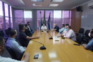 Prefeita de Ponta Grossa, Elizabeth Schmidt, em reunião com vereadores