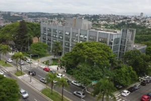 Prédio da prefeitura de Ponta Grossa, em visão aérea ilustra matéria sobre guias de pagamento