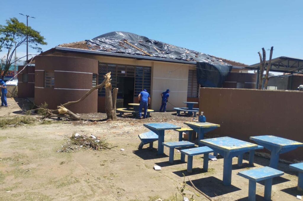 Presos trabalham em escola atingida por tornado