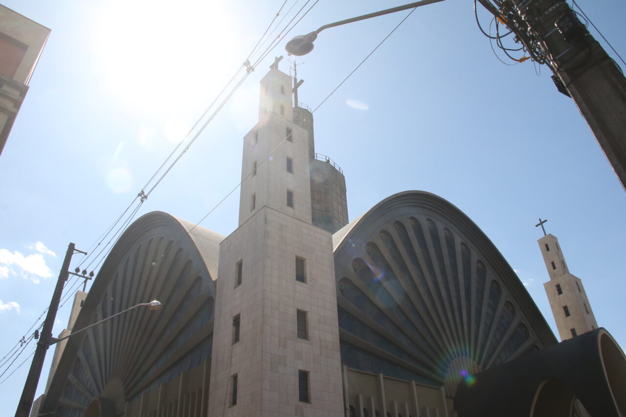 Edificação da Catedral de Ponta Grossa ilustra a previsão do tempo.