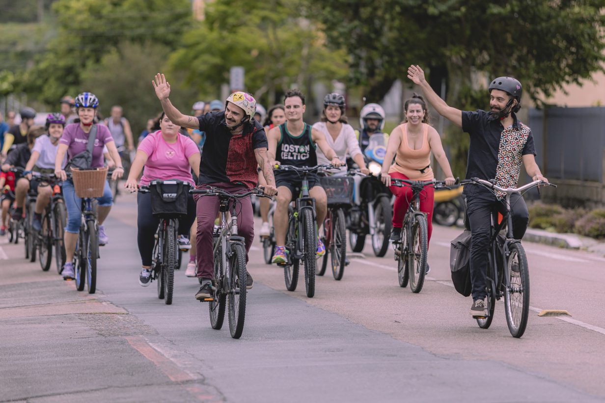 Ciclistas percorrem ruas de cidade durante peça teatral itinerante