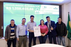 Anúncio de R$ 1,3 milhão para pontos de ônibus em Carambeí, com lideranças e autoridades como Marcelo Rangel, Elisangela Pedroso e Guto Silva