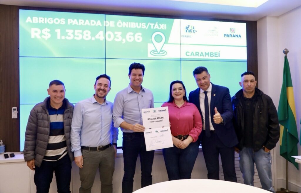 Anúncio de R$ 1,3 milhão para pontos de ônibus em Carambeí, com lideranças e autoridades como Marcelo Rangel, Elisangela Pedroso e Guto Silva