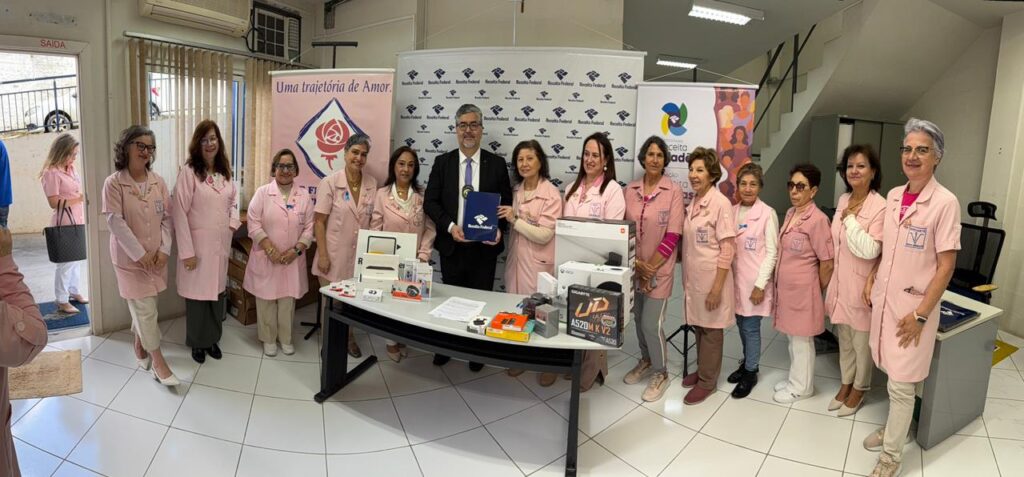 Receita Federal doa mercadorias para a Rede Feminina de Combate ao Câncer