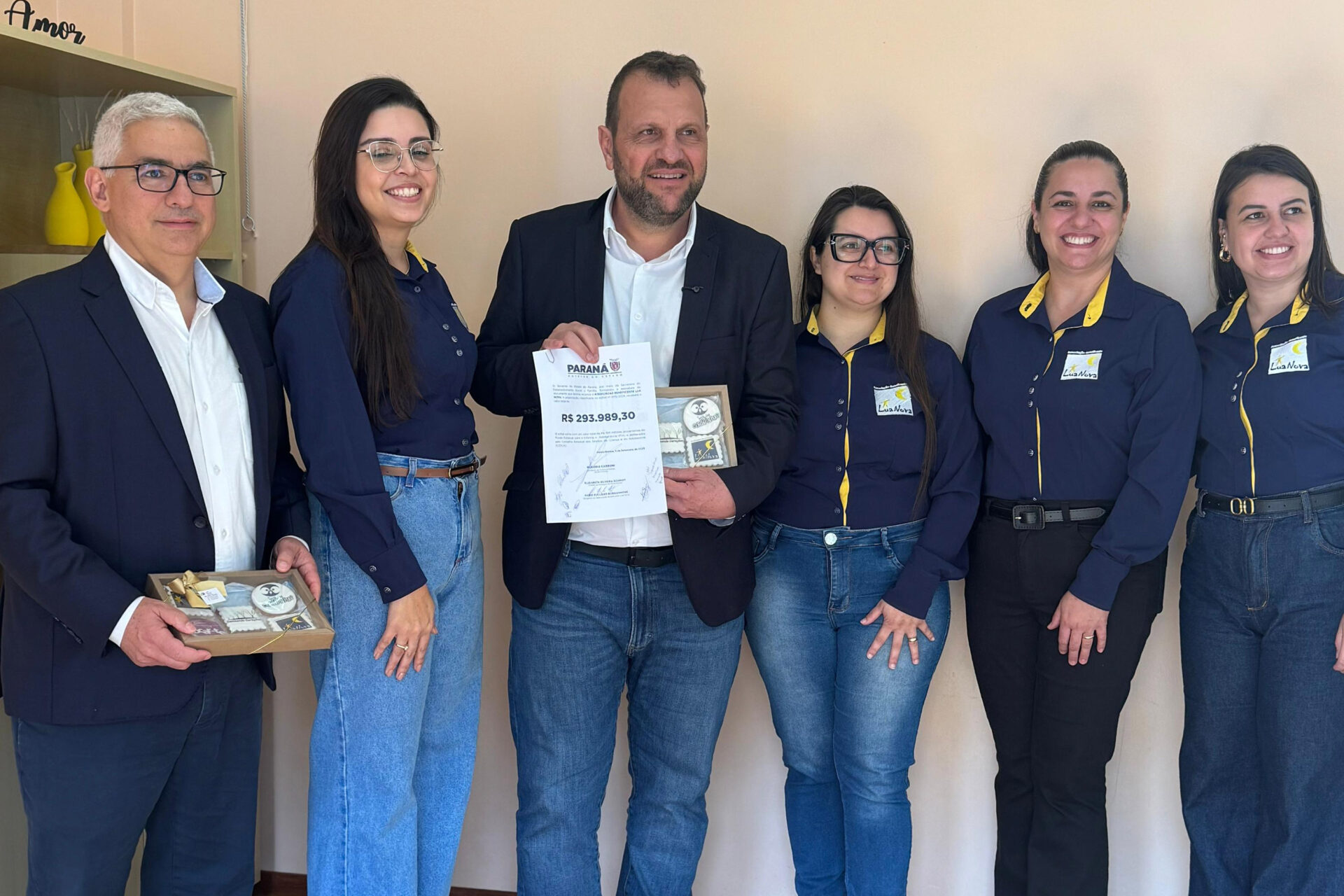 Representantes da Lua Nova com o secretário Rogério Carboni