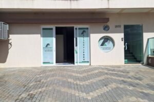 Entrada do Instituto ReservaPrev, com as portas abertas em um dia ensolarado