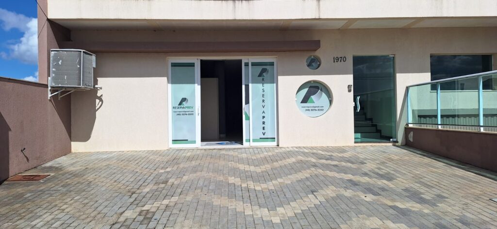 Entrada do Instituto ReservaPrev, com as portas abertas em um dia ensolarado