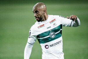 Romário lateral esquerdo com a camisa do Coritiba